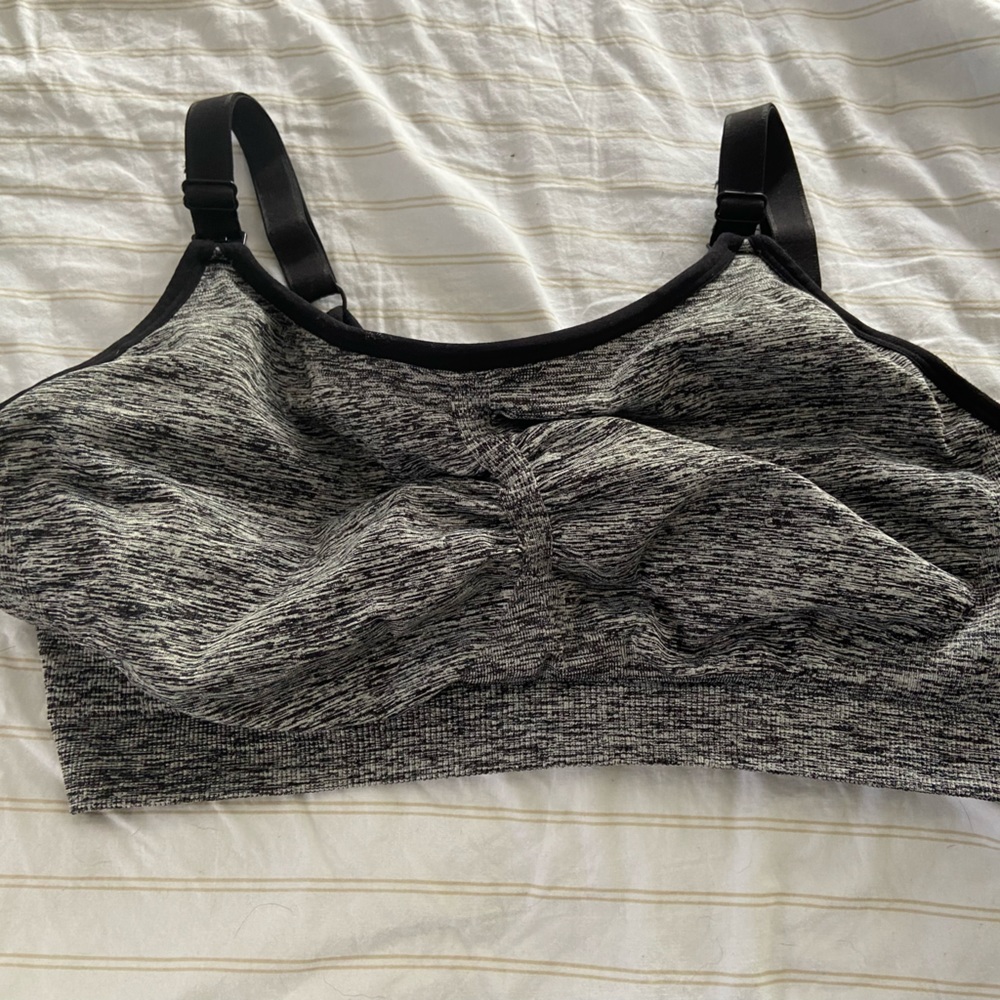 Motherhood maternity nursing bra in great condition!